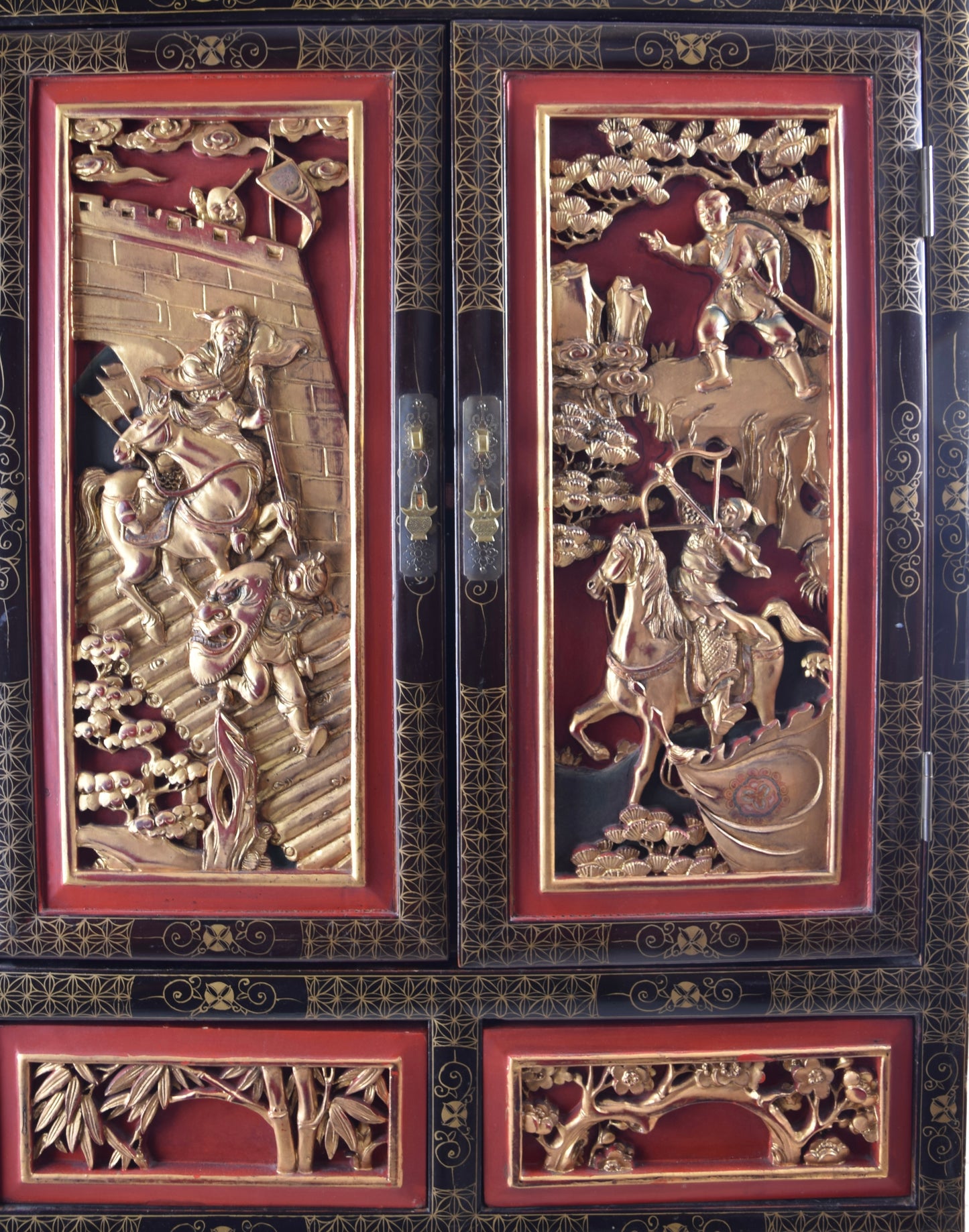 Chińska szafka złocona rzeźbiona – sceny wojowników 92x61x30cm