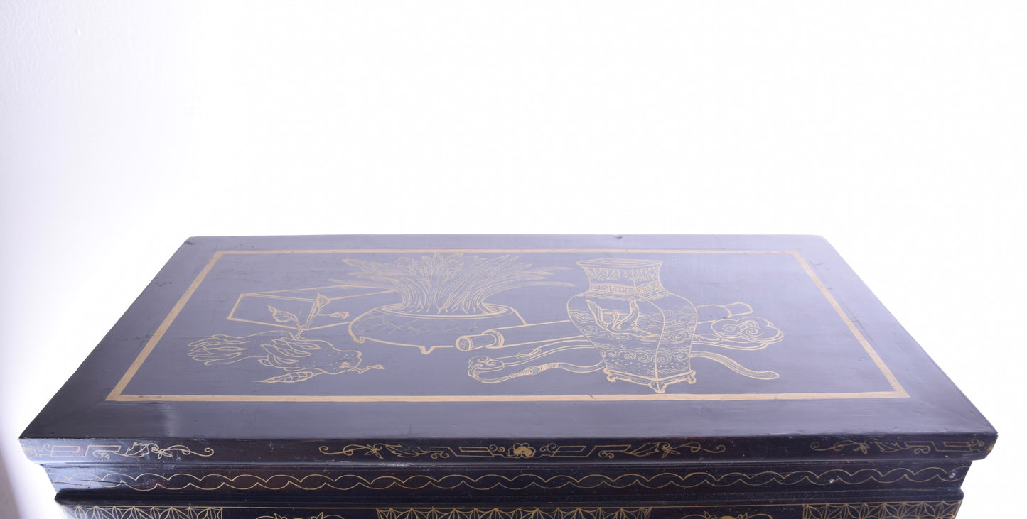 Chińska szafka złocona rzeźbiona – sceny wojowników 92x61x30cm