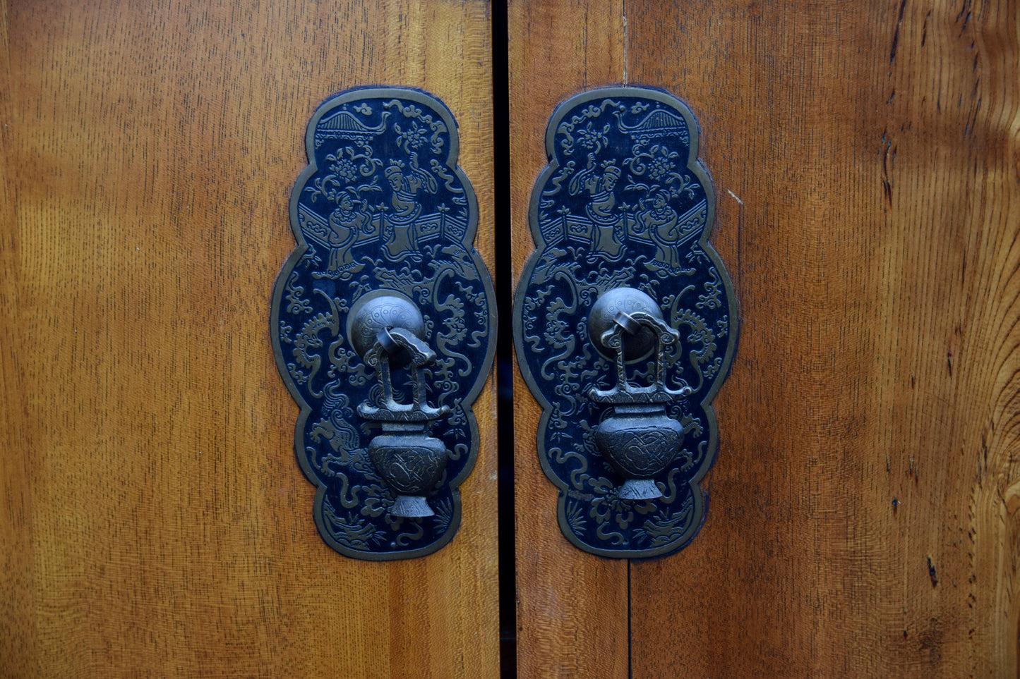 Szafa chińska z ozdobną Mandalą ciepły brąz 187x104x60cm Moon Door Cabinet