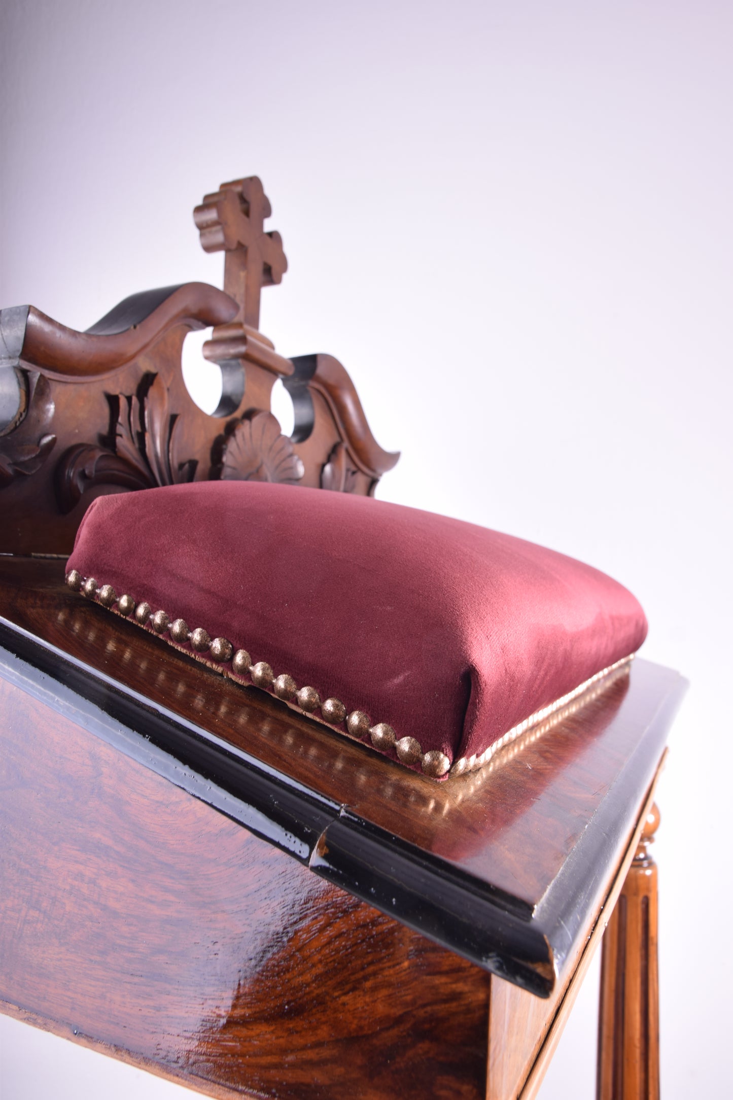 Klęcznik neobarokowy (prie-dieu) Europa ok. 1860–1880 orzech 122x60x70cm