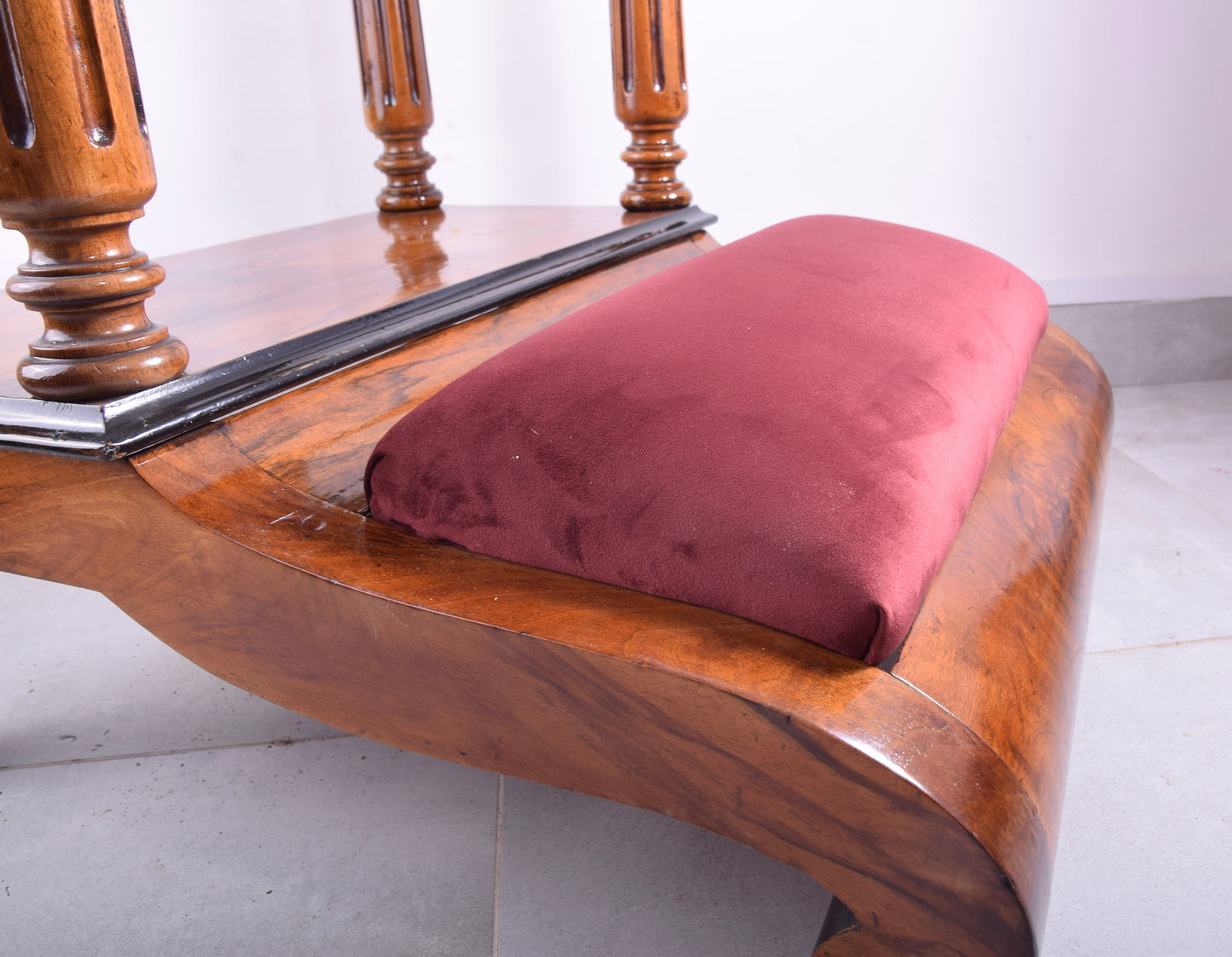 Klęcznik neobarokowy (prie-dieu) Europa ok. 1860–1880 orzech 122x60x70cm