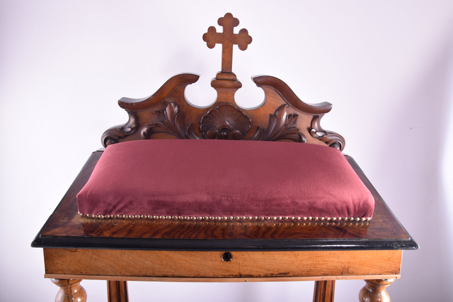 Klęcznik neobarokowy (prie-dieu) Europa ok. 1860–1880 orzech 122x60x70cm