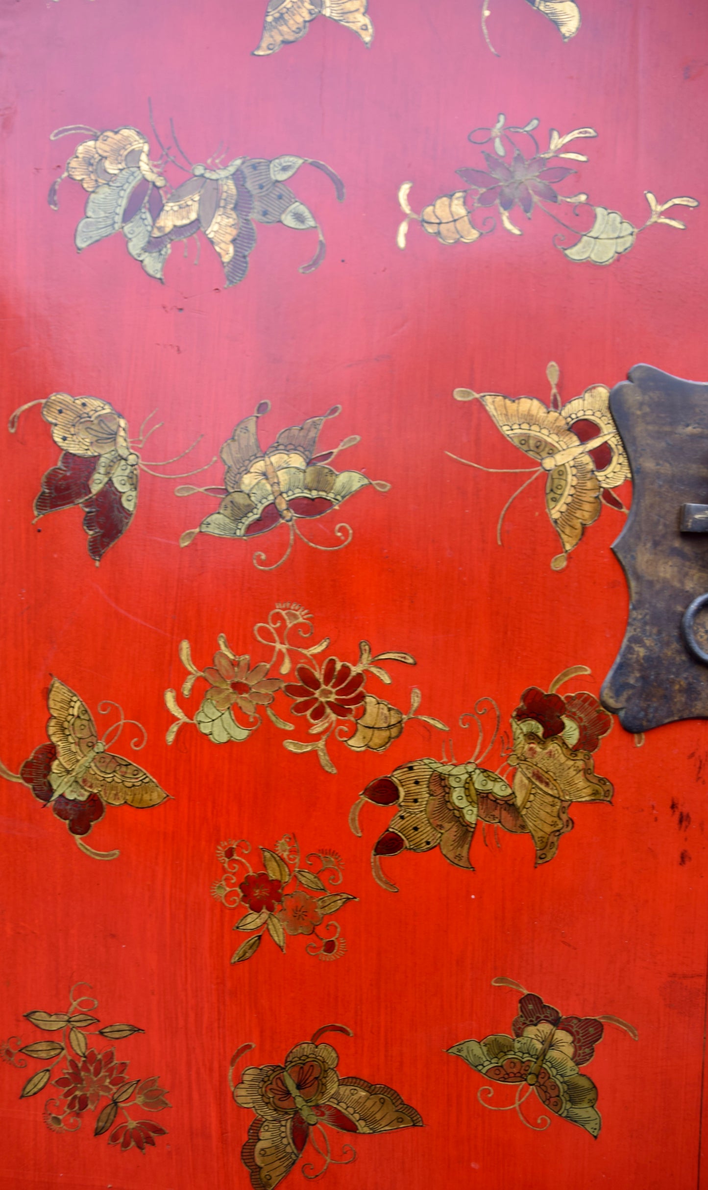 Chińska szafa czerwona malowana w złote motyle połowa XX w 174x85x54cm