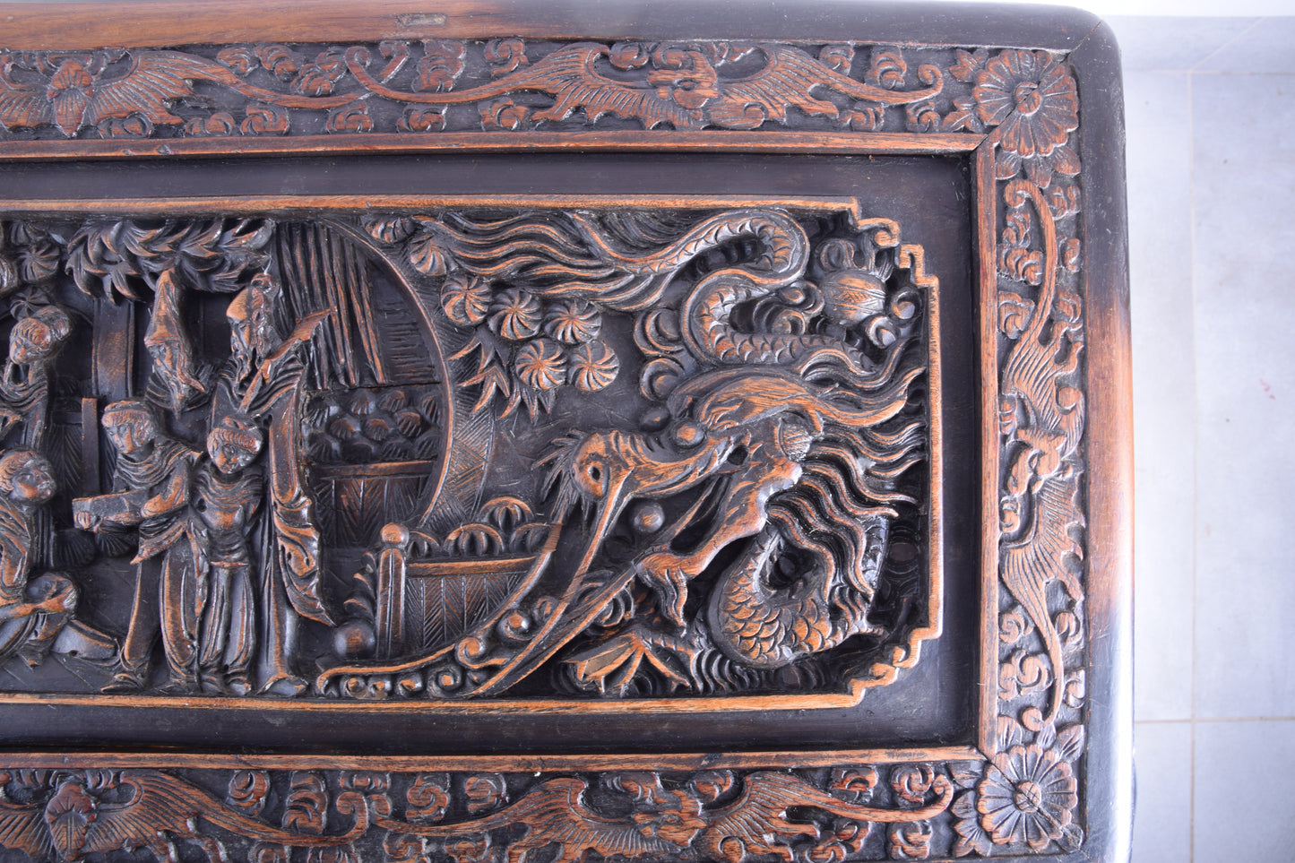 Chińska skrzynia rzeźbiona w smoki – ręczna praca XX w. 82x44x36 cm