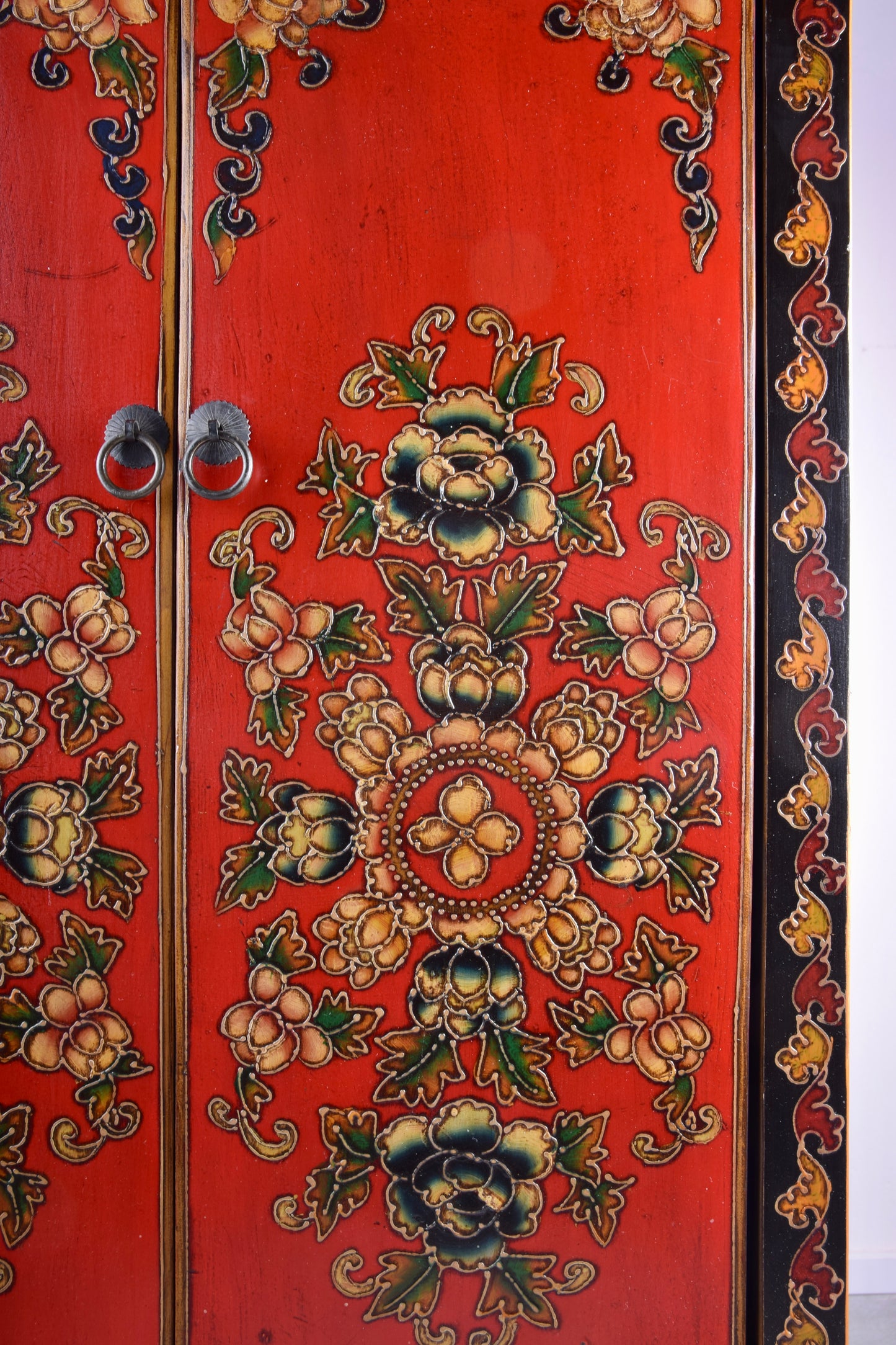 Sztuka Chin komoda w pięknej czerwieni ręcznie malowana 120x60x38 cm