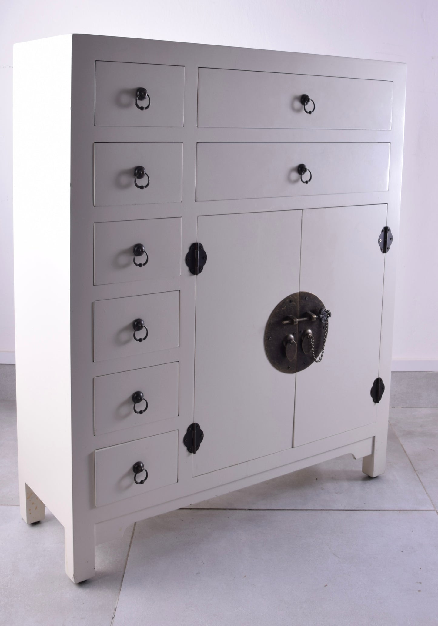 Chińska komoda biała w aptecznym stylu – koniec XX wieku 90x73x26 cm