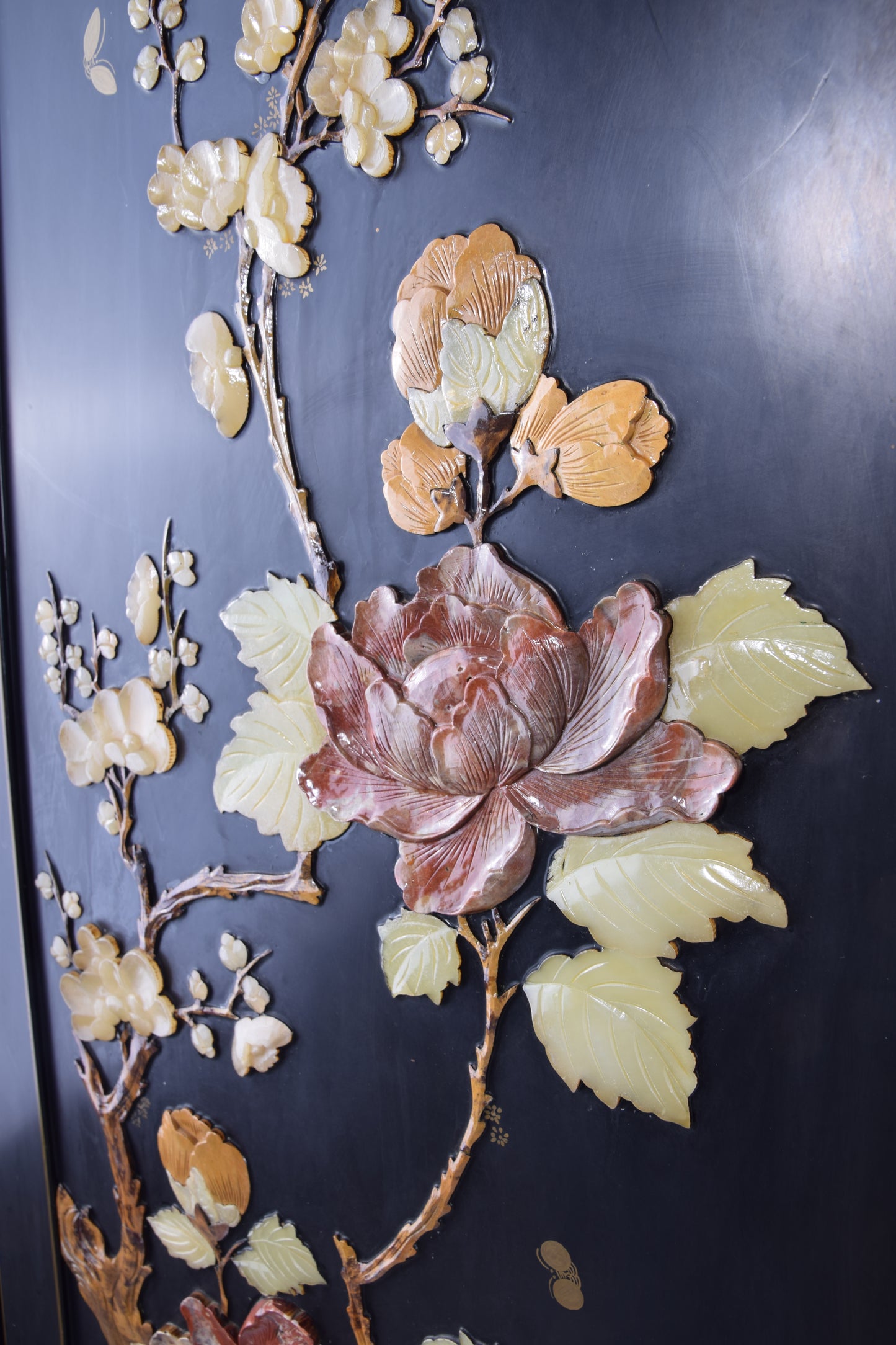Chiny Pięknie zdobiona szafa z półkami relief kwiatowy średnia 146x96x45 cm