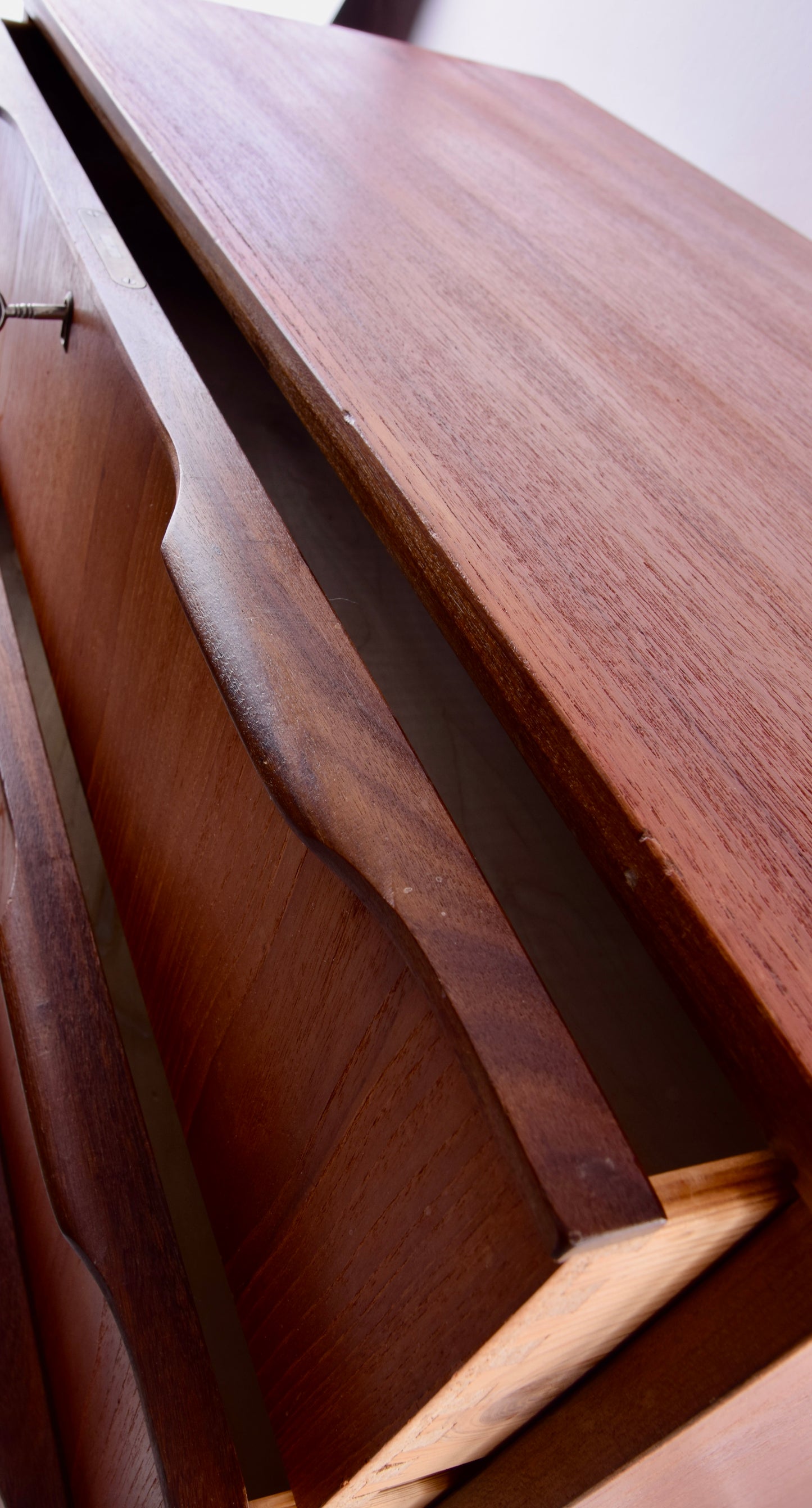 Duńska komoda Ejstrup Mobelfabrik teak 4 głębokie szuflady nóżki 85x95x41cm