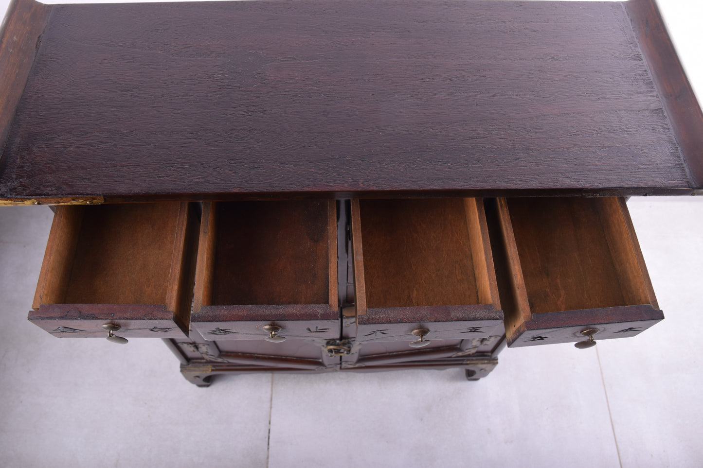 Chińska średnia komoda apteczna – 16 szufladek i 1 komora XX w 63x66x22cm