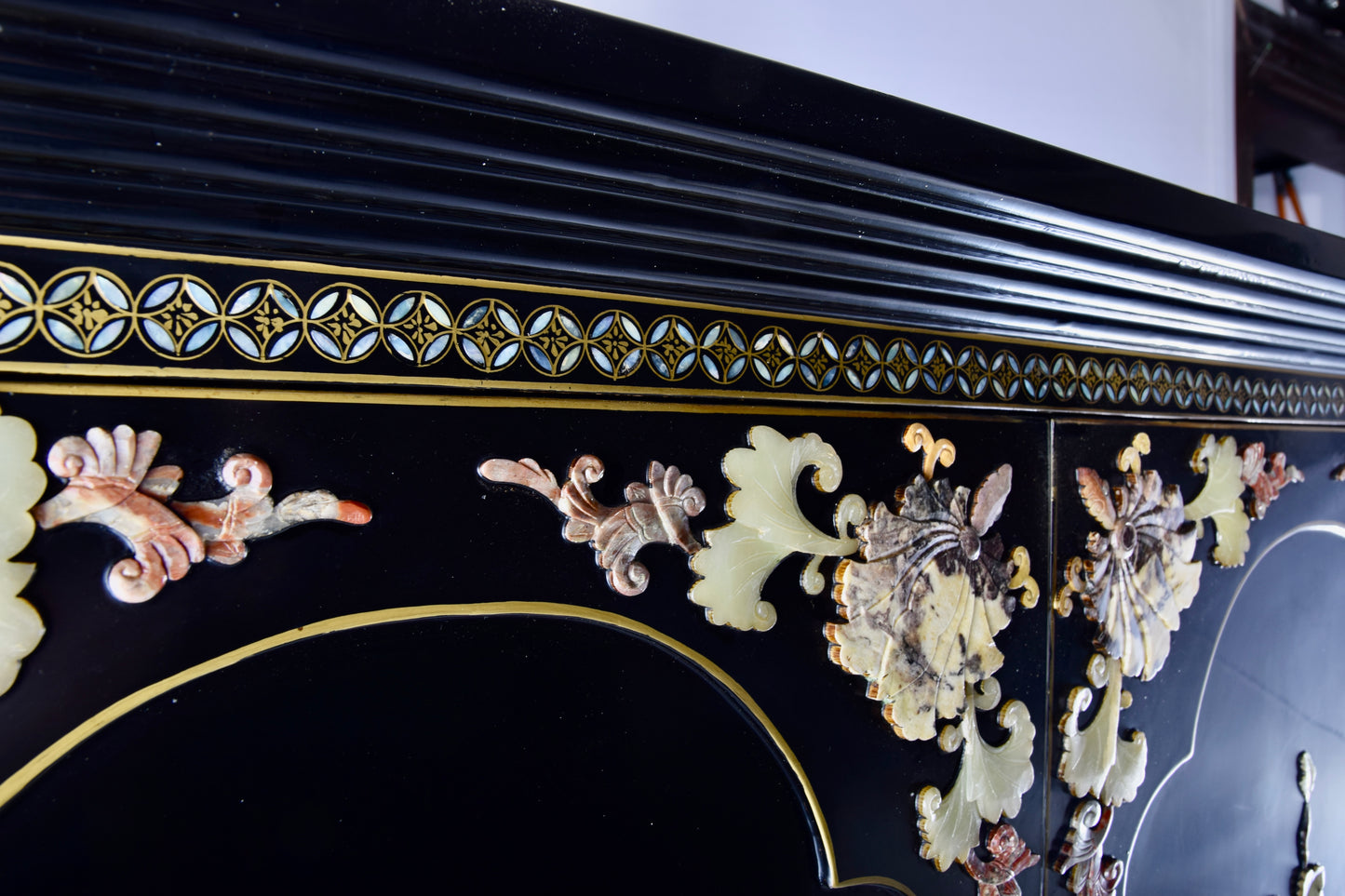 Chiny Pięknie zdobiona szafa z półkami relief kwiatowy średnia 146x96x45 cm