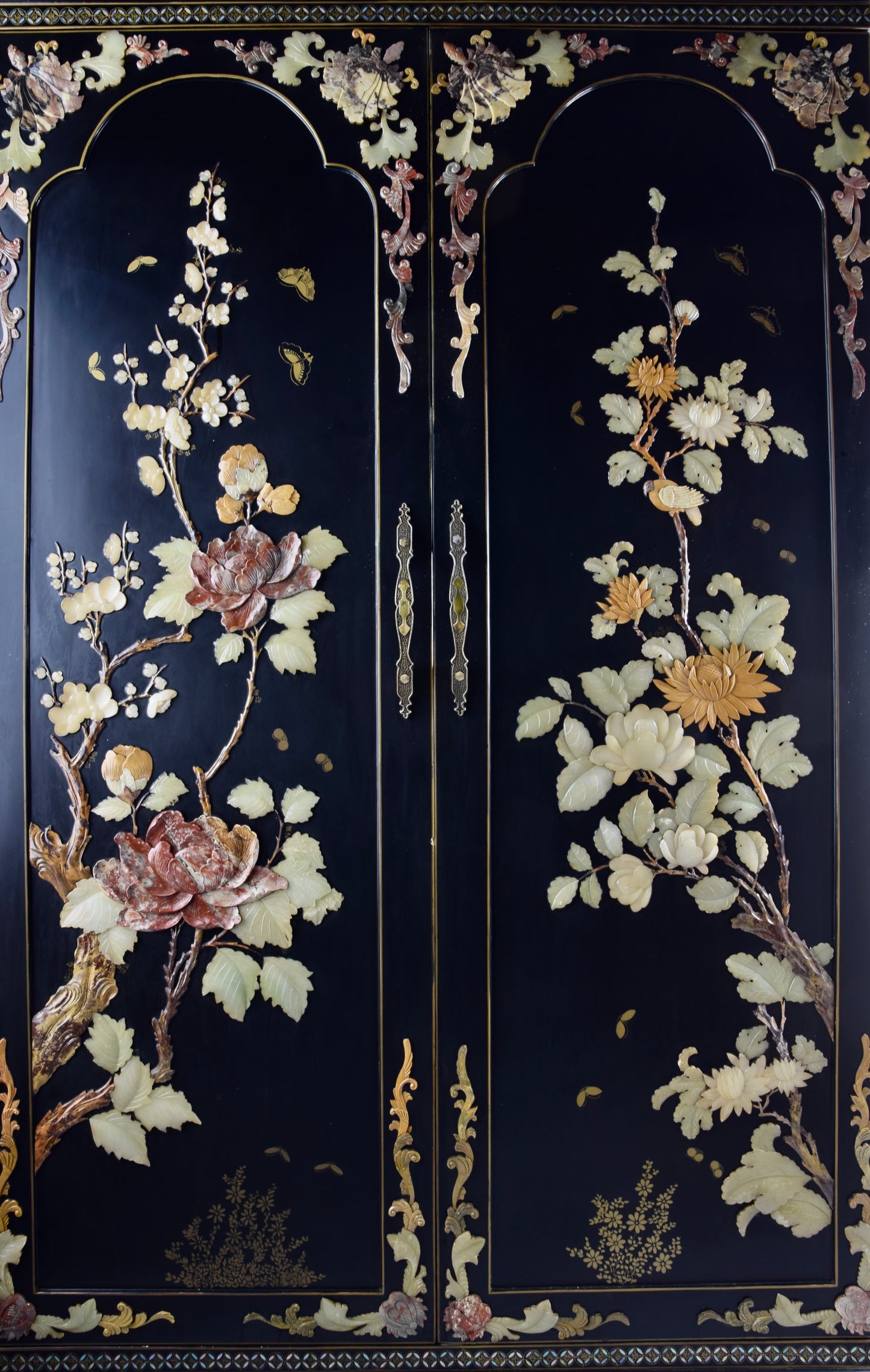Chiny Pięknie zdobiona szafa z półkami relief kwiatowy średnia 146x96x45 cm