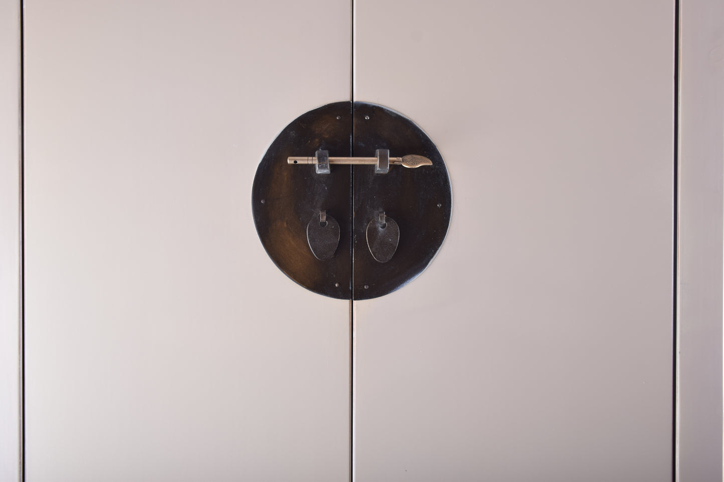 Sztuka Chin szafka smukła prosta forma ecru XXw 190x61x53cm