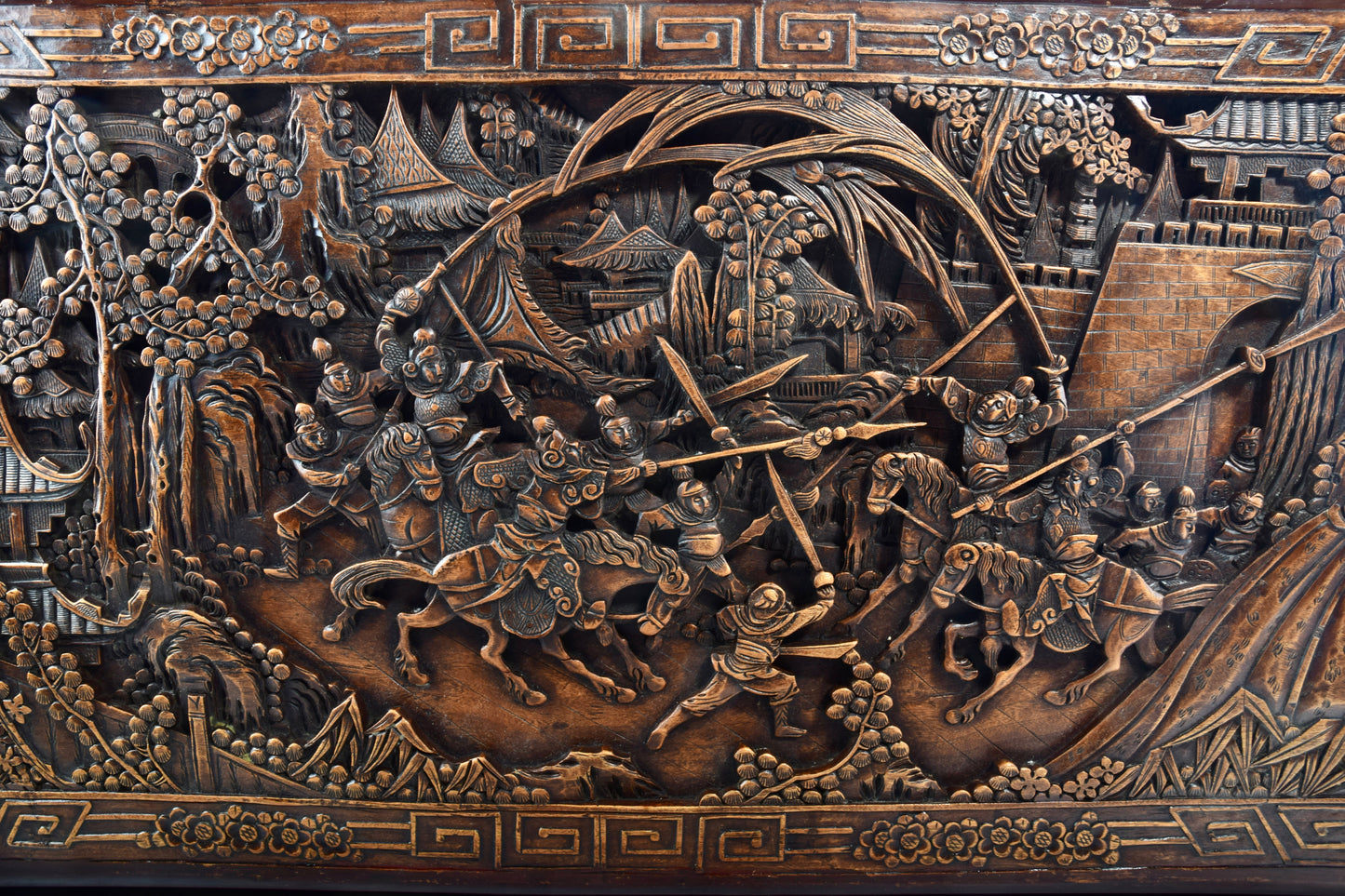 Sztuka Chin skrzynia w scenę z wojownikami cała rzeźbiona kamfora 102x58x54
