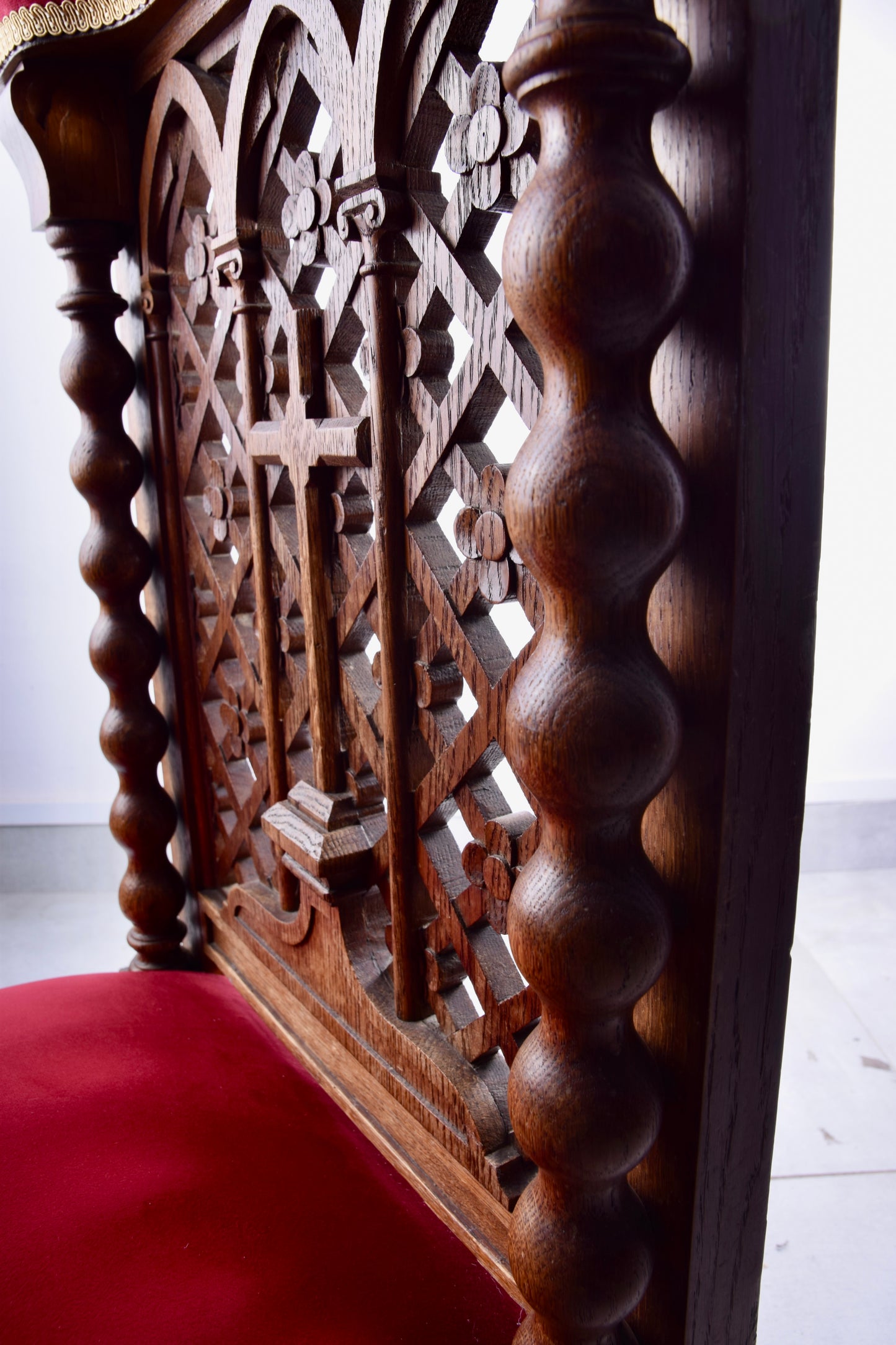 Klęcznik Neogotycki z krzyżem i kolumnami XIX w.Dąb 87x56x46 cm