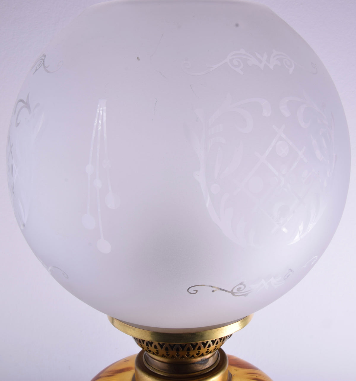 Lampa naftowa z aniołami początek XX wieku 71 cm