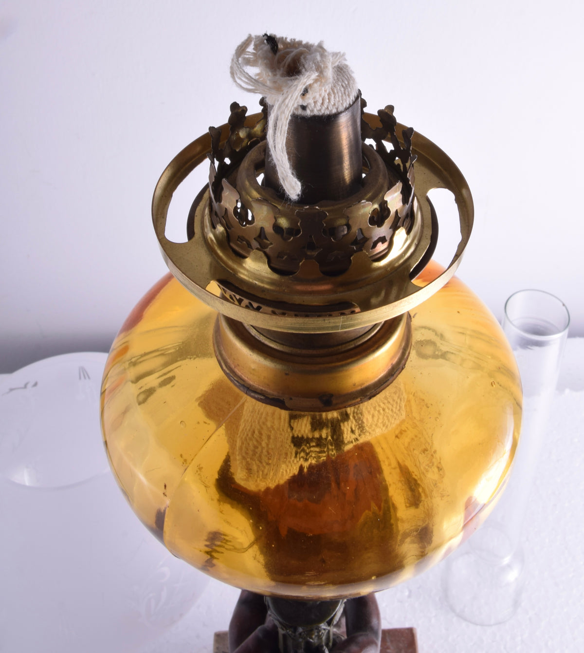 Lampa naftowa z aniołami początek XX wieku 71 cm