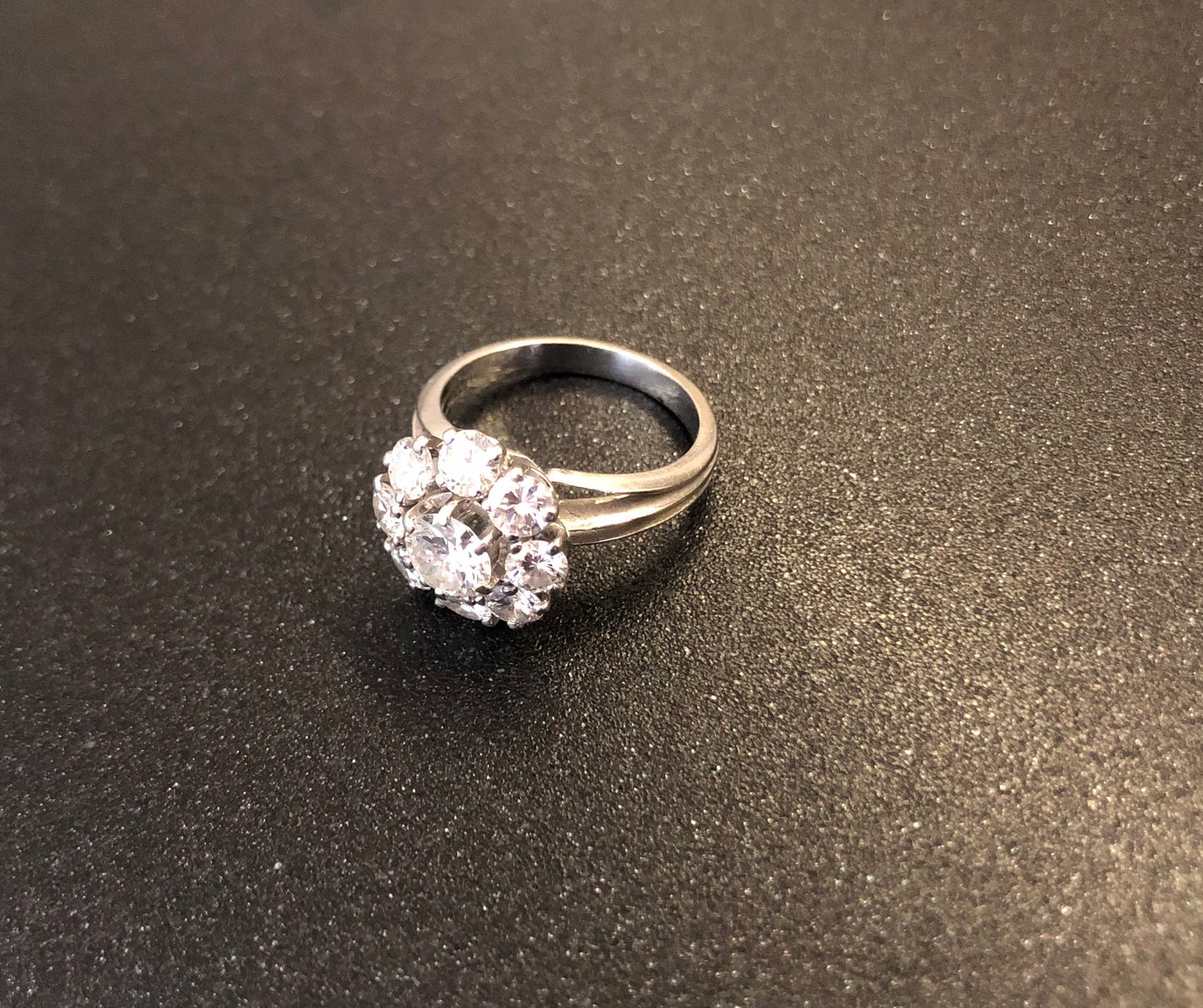 Platynowy pierścionek z brylantami ~2,03 ct – ekspertyza Jacobson rozm. 52
