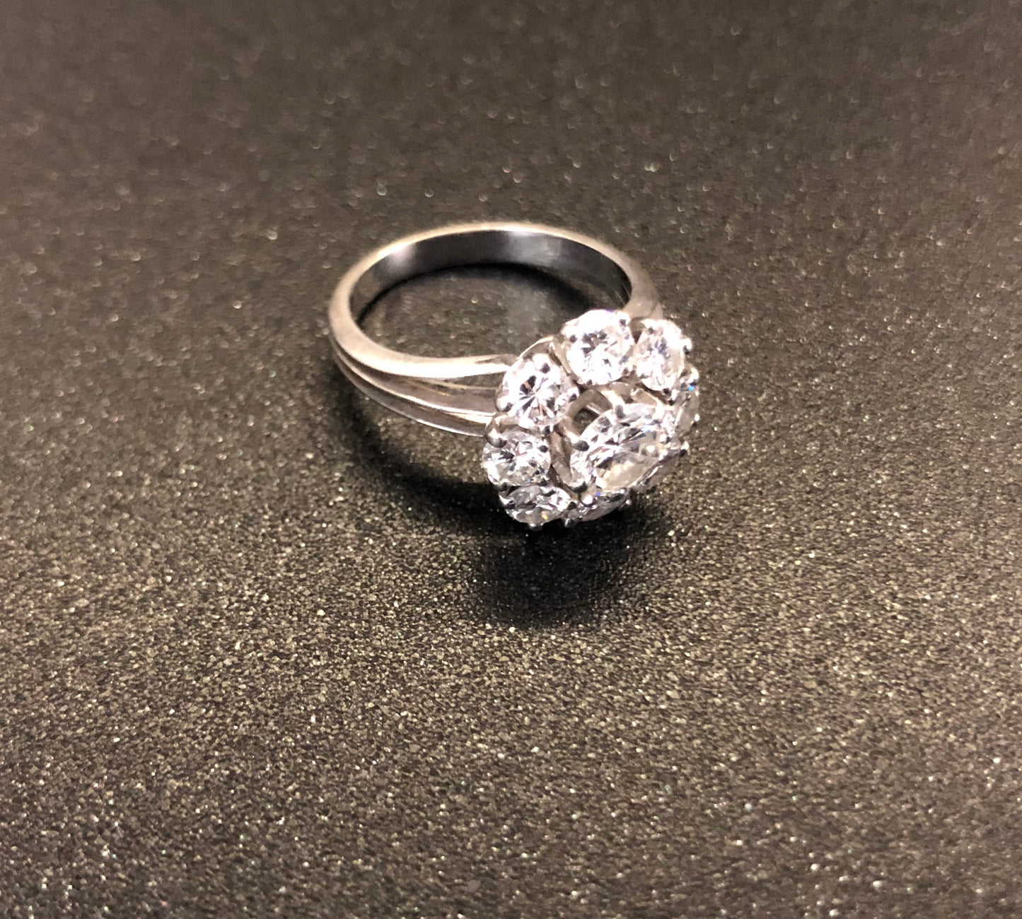Platynowy pierścionek z brylantami ~2,03 ct – ekspertyza Jacobson rozm. 52