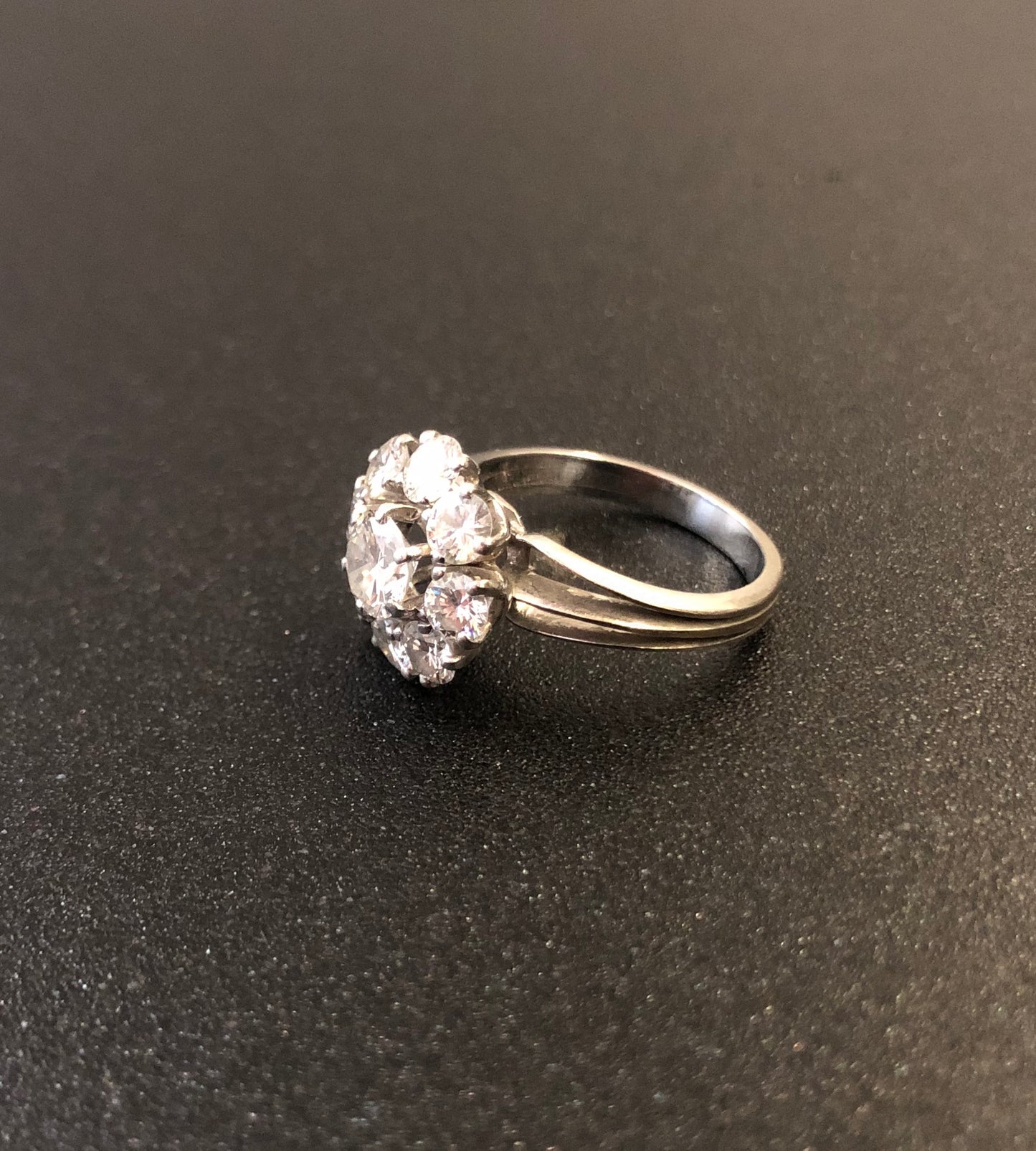 Platynowy pierścionek z brylantami ~2,03 ct – ekspertyza Jacobson rozm. 52