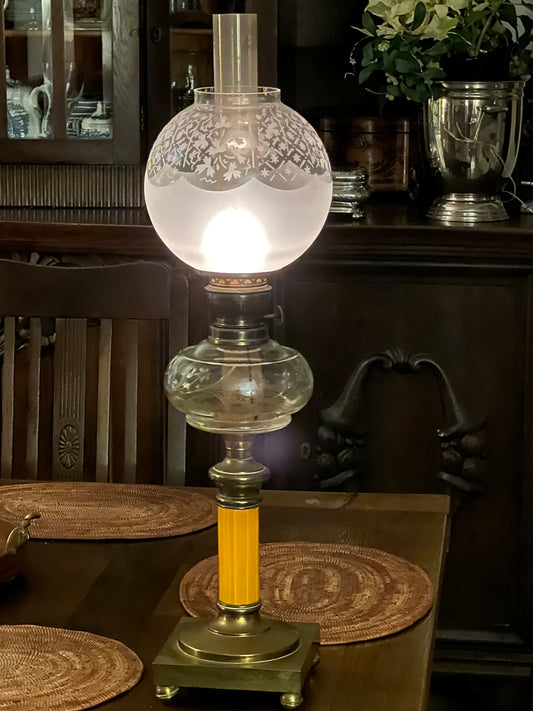 Kolekcjonerska lampa naftowa z elementami secesji i szklaną nogą 60cm