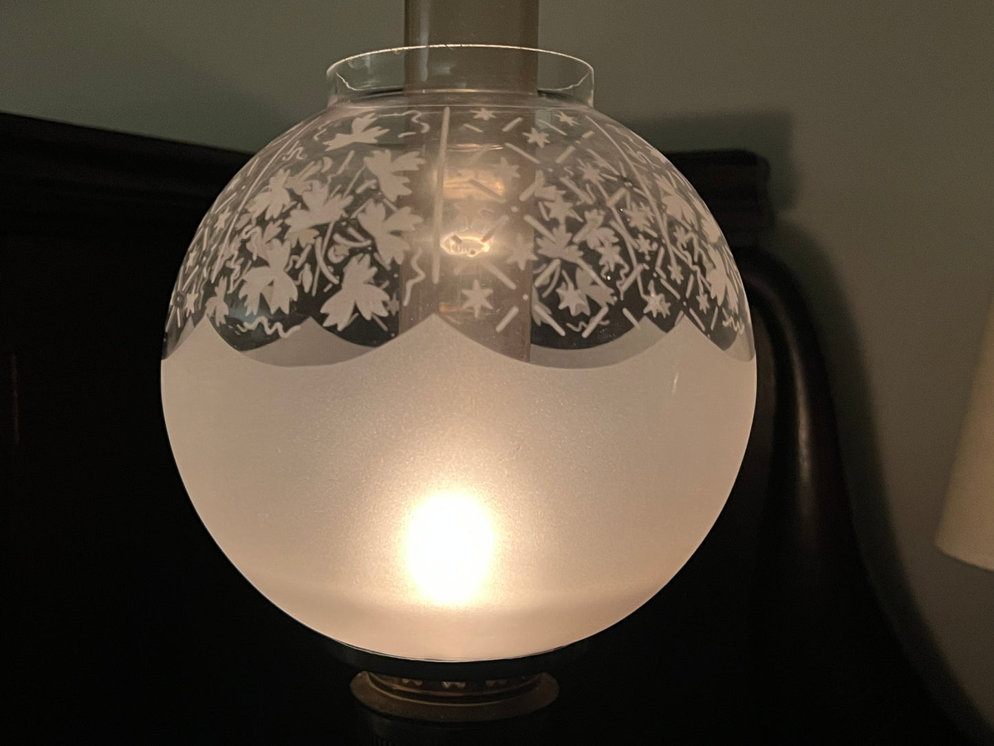 Kolekcjonerska lampa naftowa z elementami secesji i szklaną nogą 60cm