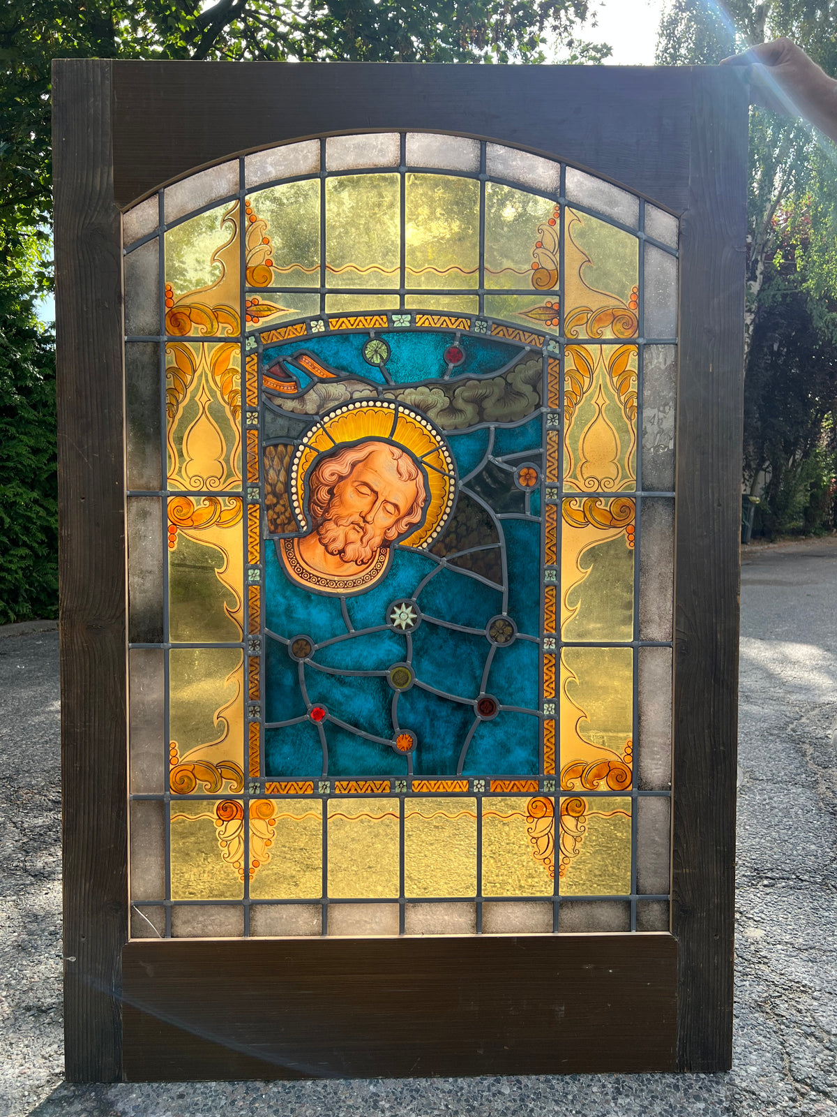 Duży witraż figuralny święty z nimbem malowane I p XXw 146x96(116x79) cm