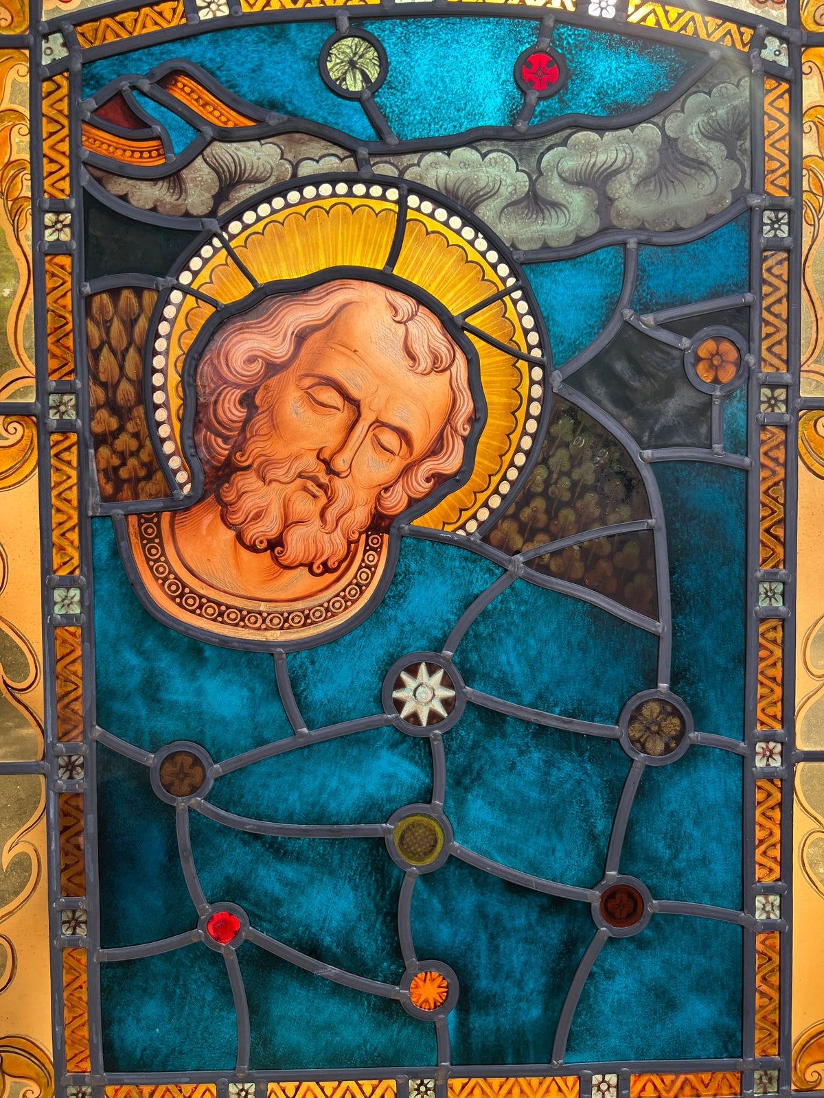 Duży witraż figuralny święty z nimbem malowane I p XXw 146x96(116x79) cm