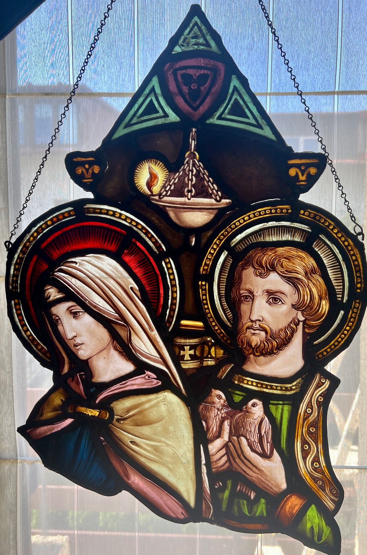 Zabytkowy witraż figuralny Maryja z Józefem ofiarowanie ok. 1900 r. – 60 × 43 cm